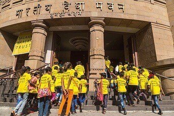 Kids-outside-Bhavans.jpg